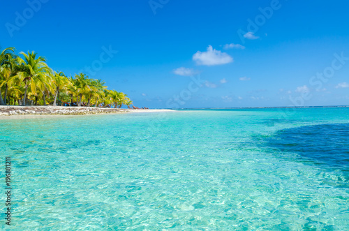 Fototapeta Naklejka Na Ścianę i Meble -  Belize Cayes - Small tropical island at Barrier Reef with paradise beach - known for diving, snorkeling and relaxing vacations - Caribbean Sea, Belize, Central America