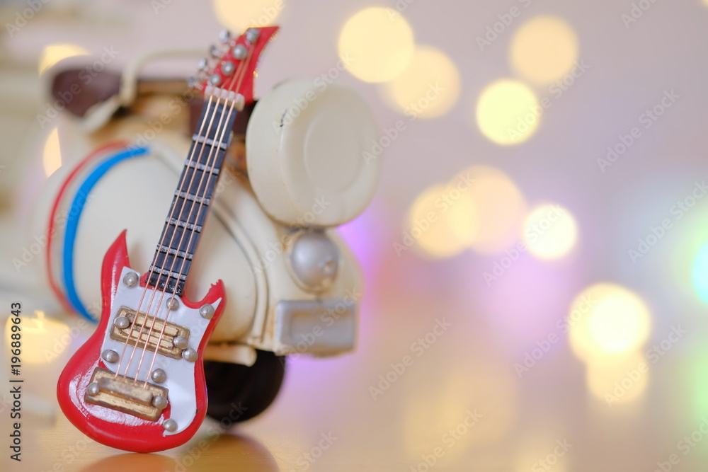 Fototapeta premium Gitarre an Motorroller gelehnt