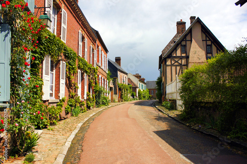 vielle rue du village de gerberoy en picardie