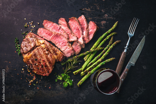 Roasted rib eye steak with green asparagus and wine