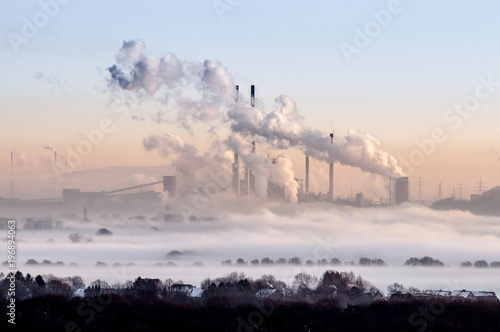 Horizont mit Umweltverschmutzung durch Industrie im Winter 