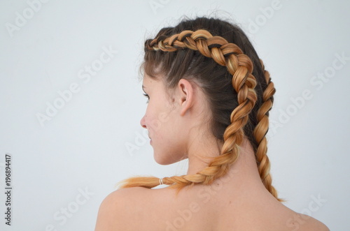Девочка-подросток с современными косами, волос канекалон натурального цвета. Молодая девушка