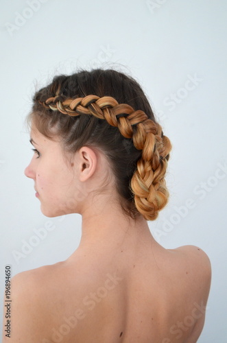 Девочка-подросток с современными косами, волос канекалон натурального цвета. Молодая девушка