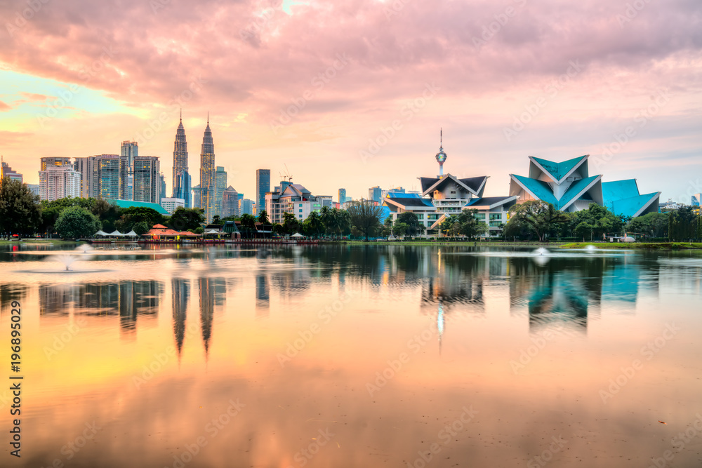 Naklejka premium Kuala Lumpur, Malezja. Panoramę zachodu słońca z parku Titiwangsa.