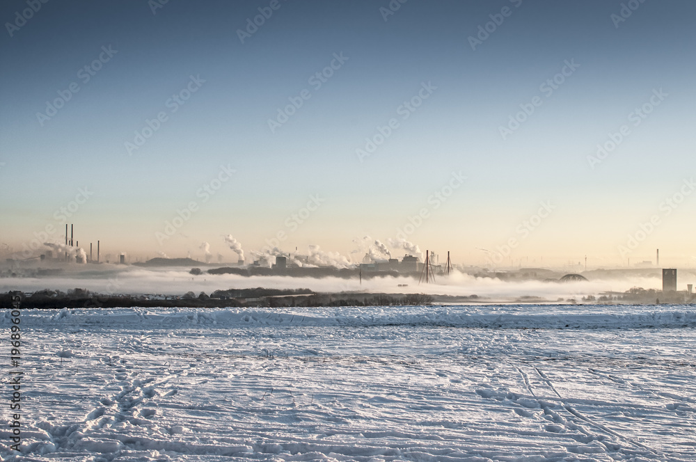 Skyline mit Industrie im Winter Skyline mit Industrie im Winter