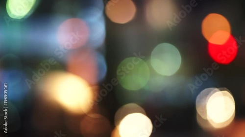 雨の日の繁華街を行き交う人々と車（ボケ表現・夜景・ネオン）