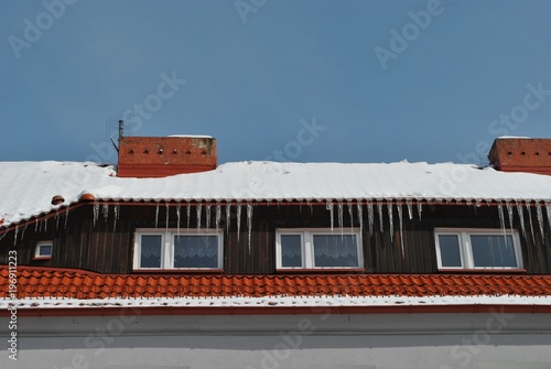 Sople lodu na dachu