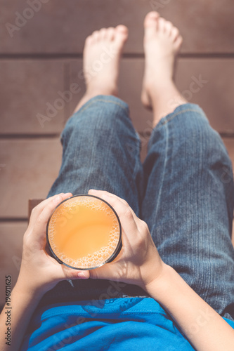 Foto one boy is sitting with a glass of juice