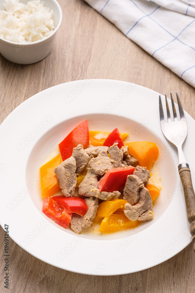 Teller mit Curry vom Schweinefleisch mit Paprika Teller mit Curry vom Schweinefleisch mit Paprika