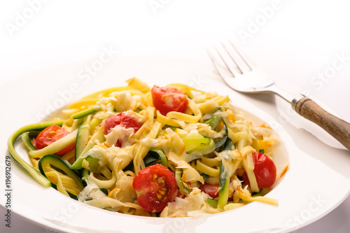 Tagliatelle, Zucchini, Tomate und Scarmoza Käse