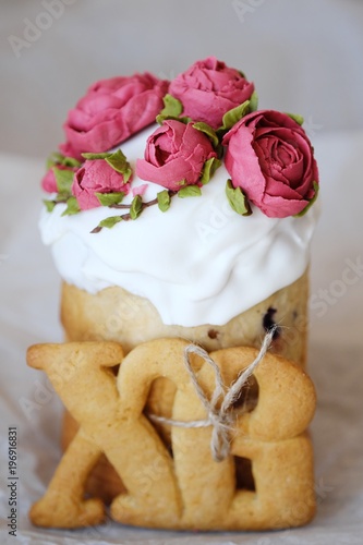 Easter cake with raisins and cream roses 