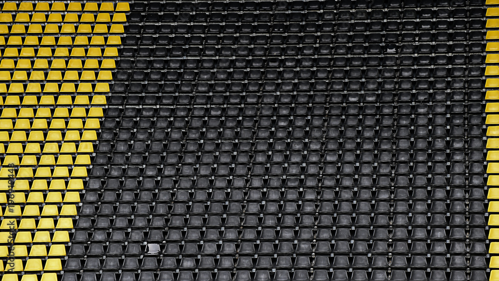 Fototapeta premium gelb schwarz Sitzreihen im Stadion