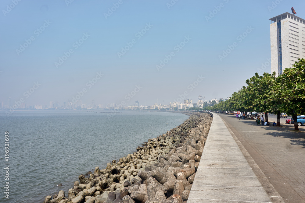 Obraz premium Marine drive or Queen's necklace,The road links Nariman Point to Babulnath and Malabar Hill. A promenade lies parallel to this road. Back Bay is part of the Arabian Sea. Mumbai India Asia. smog smoke