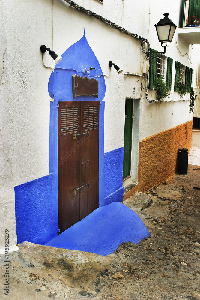 Puerta de madera típica en el viejo centro histórico de Ibiza, Islas  Baleares, España Stock Photo | Adobe Stock