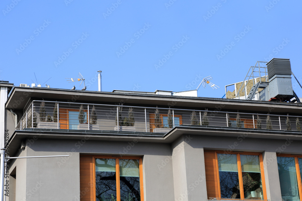 Nowoczesne balkony z poręczą ze stali nierdzewnej na przedniej części domu - obrazy, fototapety, plakaty 