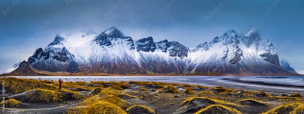 Fototapeta premium Pasmo górskie Vestrahorn i panorama plaży Stokksnes, niedaleko Hofn, Islandia. Niezidentyfikowany fotograf uwiecznia krajobraz.