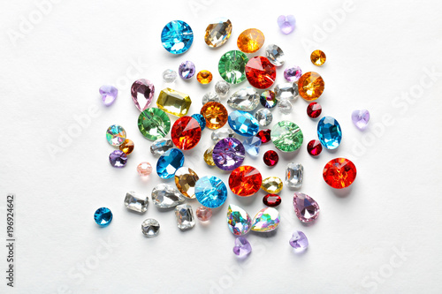 Kolorowi cenni kamienie dla jewellery na białym tle