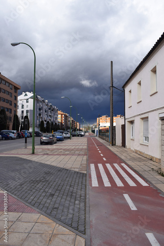 Calle con carril bici en un día nublado.