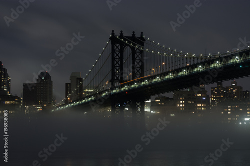 Fototapeta Naklejka Na Ścianę i Meble -  Manhattan Bridge on a Foggy Night