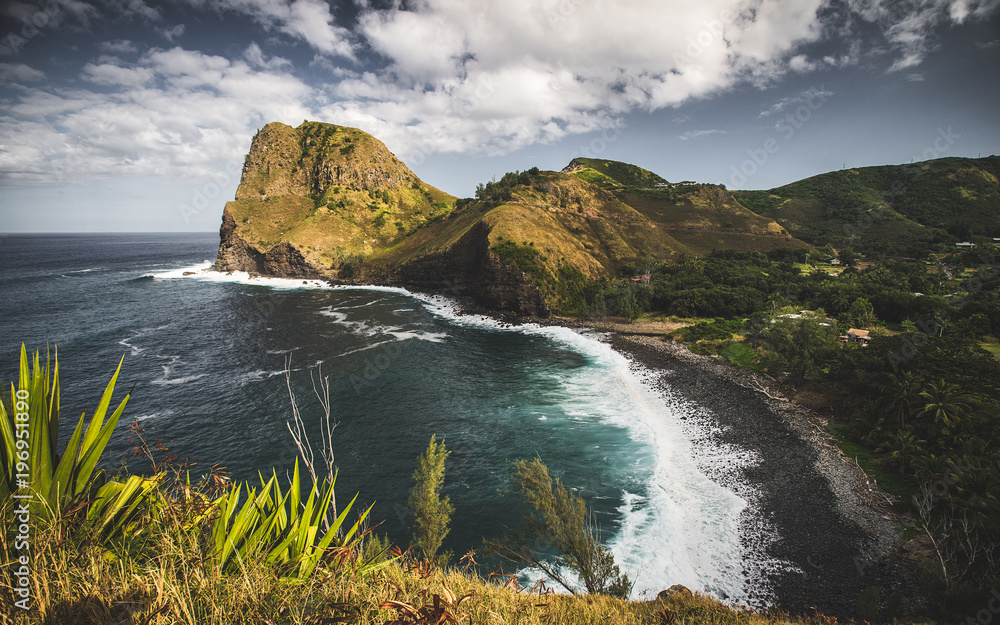 black pepple beach on maui