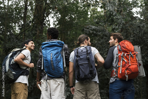 People Trekking together in a forest © Rawpixel.com