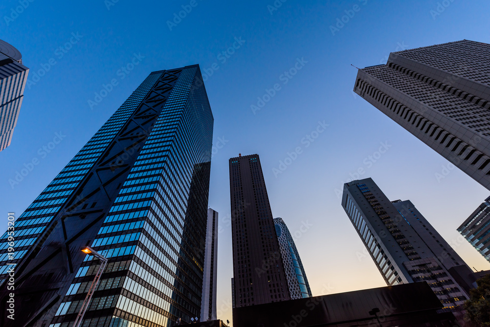 夜明け前の新宿のビル群　The sky at daybreak in Shinjyuku, Tokyo, Japan