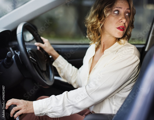 Woman driving a car in reverse © Rawpixel.com