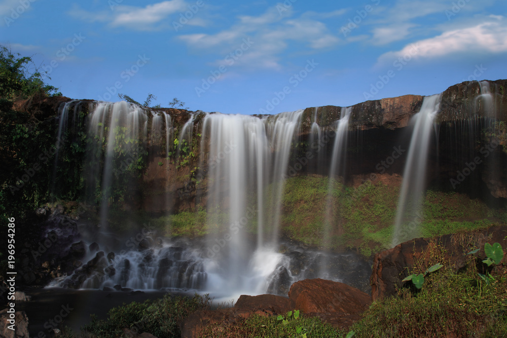 Naklejka premium Waterfall ThacMo