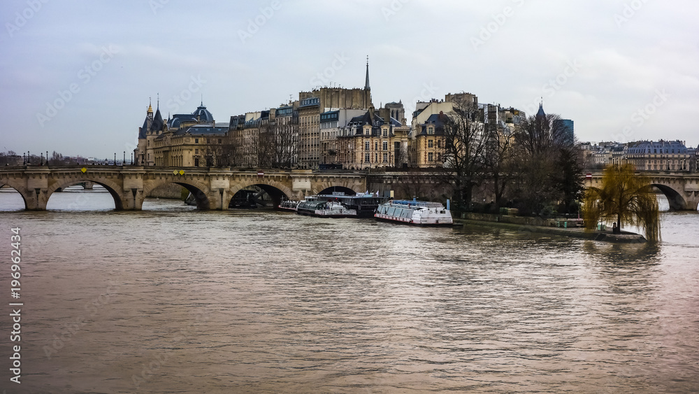 Fototapeta premium Jan 2, 2018 - The River Seine with a view of the Ile de la Cite, Pont Neuf and right bank. Paris, France