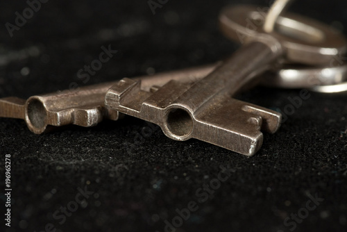Ein Schlüssel auf einem schwarzem Hintergrund © studio v-zwoelf
