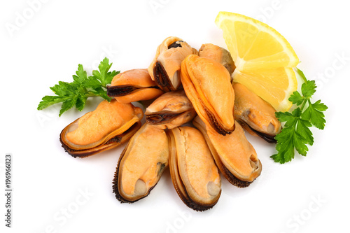 Fotografia mussel with parsley leaf and lemon isolated on white background
