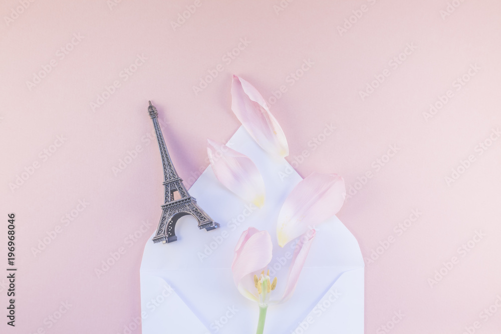 Ταπετσαρία Pink tulip in envelope with eiffel tower miniature