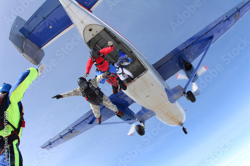 Fototapeta Naklejka Na Ścianę i Meble -  Skydivers are jumping out of a plane.