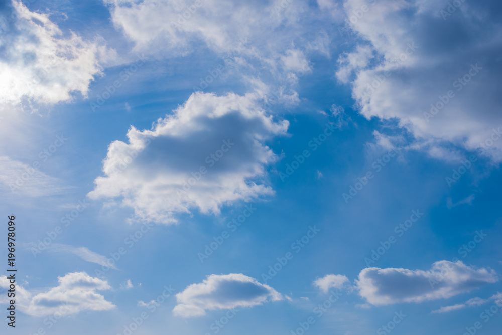 Obraz premium Beautiful blue sky with sunlit clouds