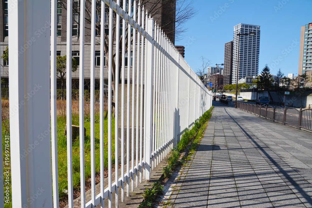 Fototapeta premium 白い柵と歩道