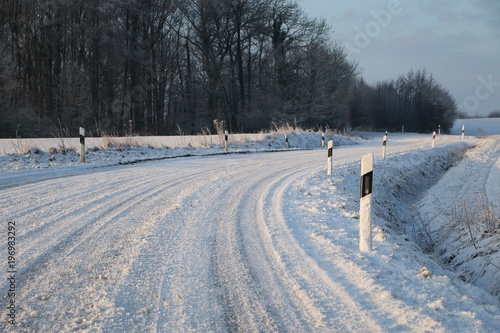 schneebedeckte kurvige landstraße