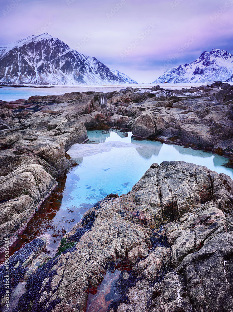 Fotobehang Purper Prachtige zonsondergang Noorwegen landschap van pittoreske stenen op het arctische strand van koude Noorse Zee #196986434