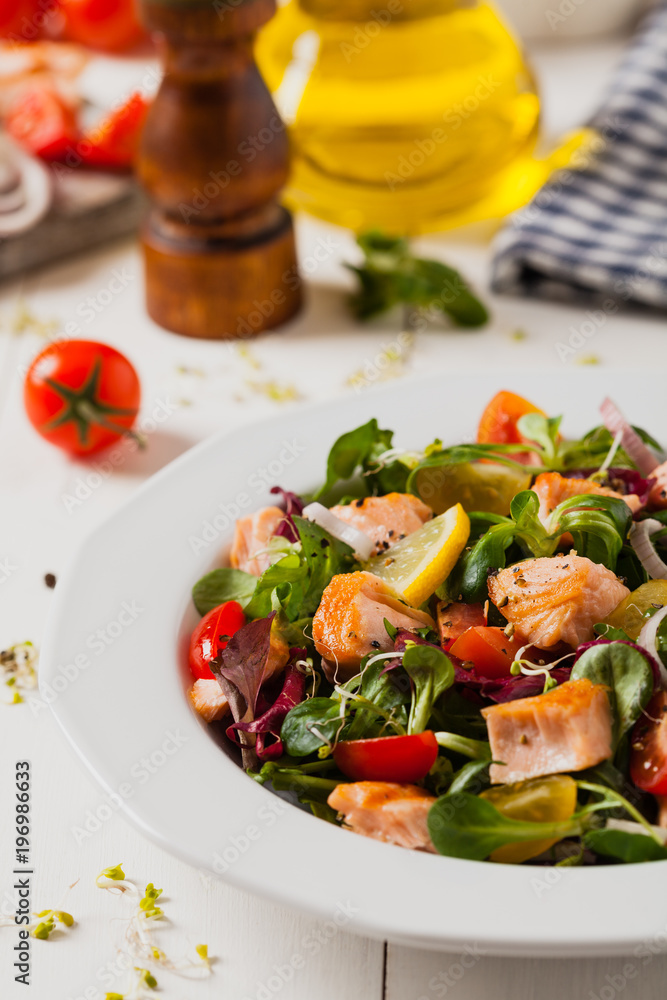 Delicious salad with pieces of grilled salmon.