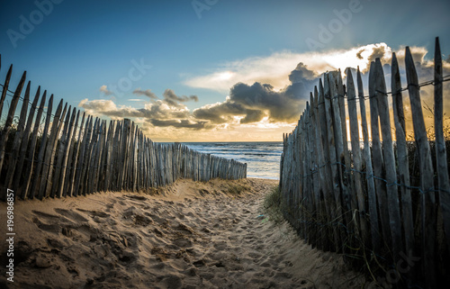 Chemin clôturé vers la plage de la Paracou (Les Sables d'Olonne, France) photo