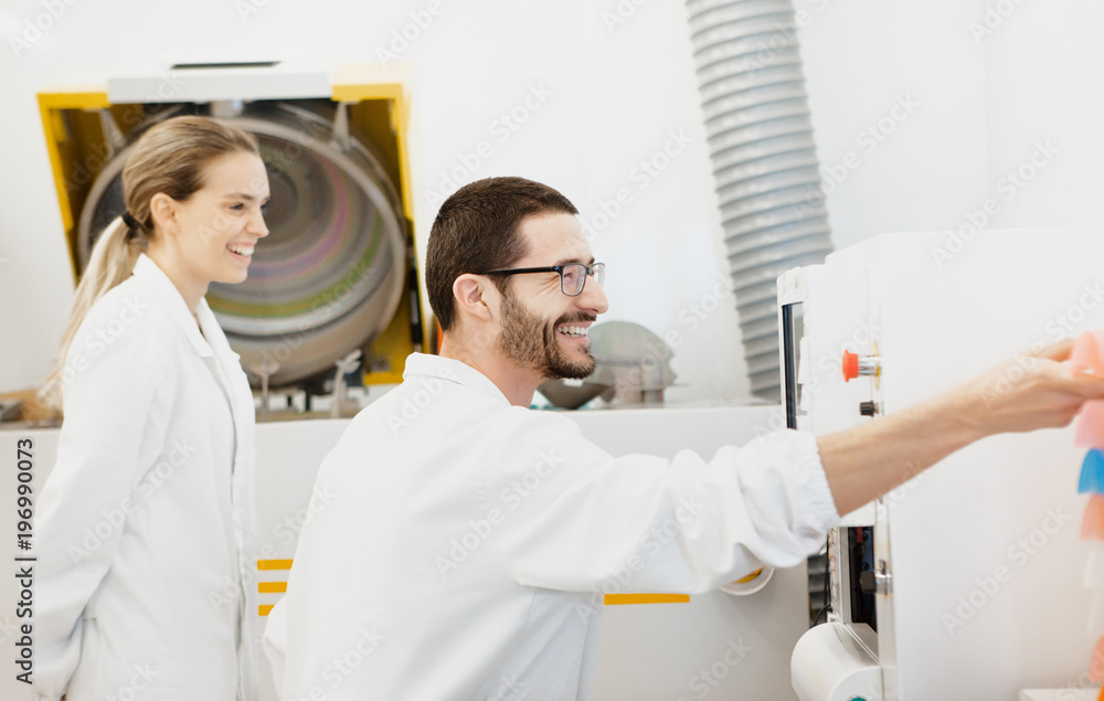Fototapeta premium Ricercatori o scienziati in laboratorio
