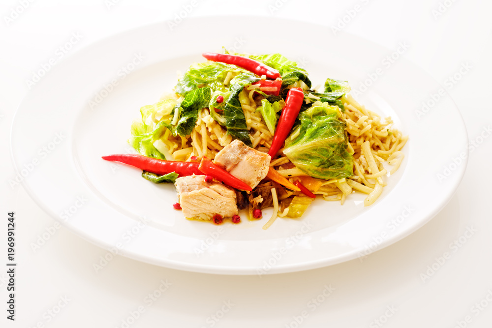 Thai nudeln mit salat und pepperoni und lachs Thai nudeln mit salat und pepperoni und lachs