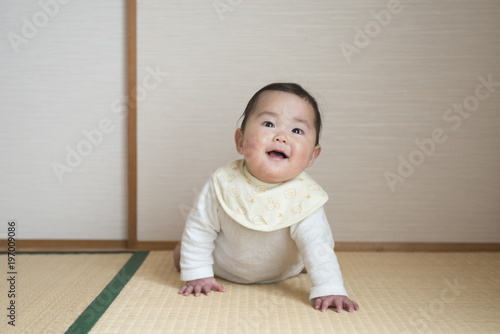 和室で腹ばいの赤ちゃん Stock 写真 Adobe Stock