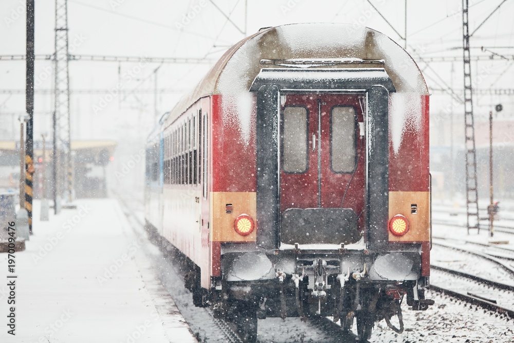 Obraz premium Railway during heavy snowfall