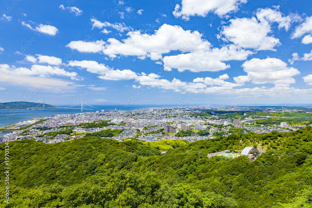 鉢伏山山頂から神戸市垂水区の市街地、明石海峡大橋を俯瞰する