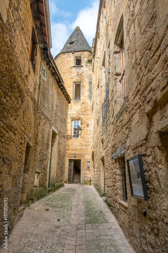 Fototapeta Naklejka Na Ścianę i Meble -  Small middle-age street with tower in Sarlat, Dordogne, Perigord Vert