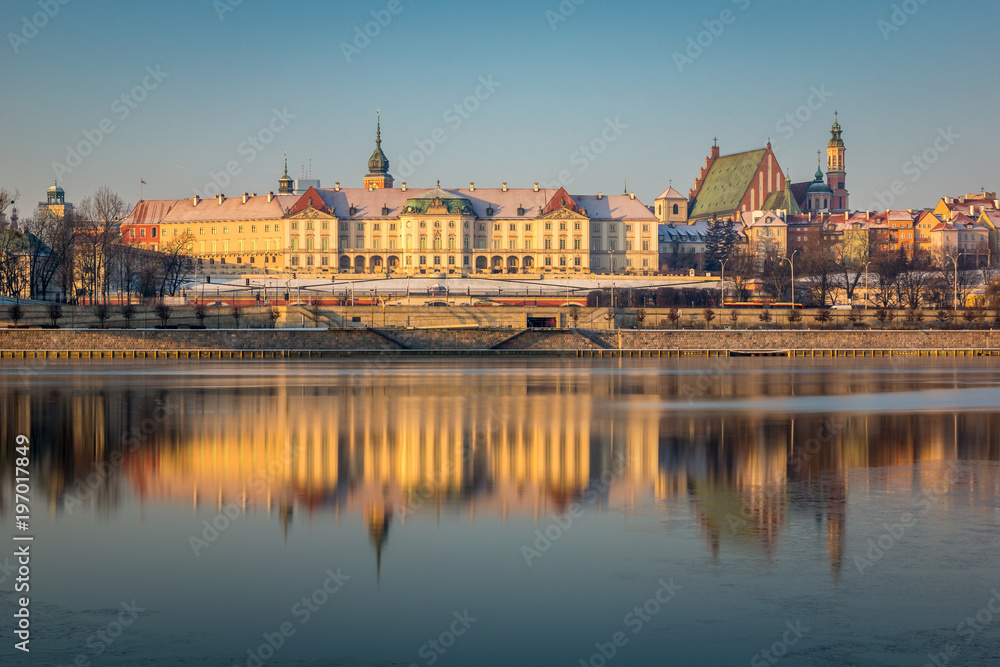 Fototapeta premium Royal castle and old town over the Vistula river in Warsaw, Poland