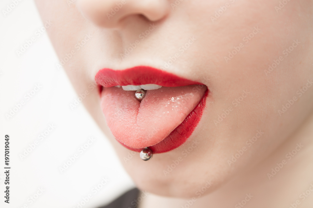 Tableau sur toile bouche de femme aux lèvres rouges ouvertes et avec un piercing dans la langue