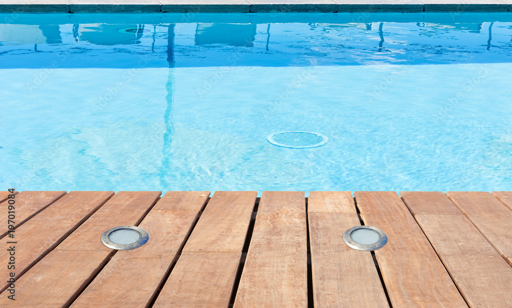 Obraz premium plage de piscine avec éclairage intégré 