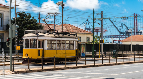Strassenbahn in Lissabon vor Hängebrücke und Hafen