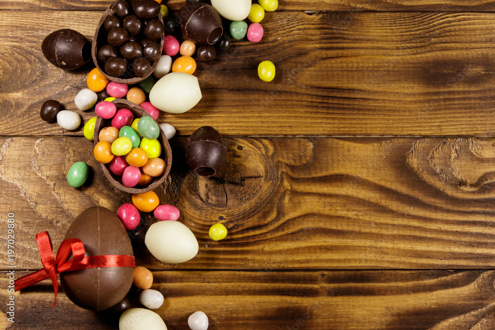 Naklejka premium Easter composition with chocolate eggs on wooden background